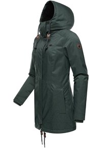 Mörkgrön lång jacka i texturerad tyg, med huva, justerbara dragsnören och två sidfickor. Brun logotextil på ärmen.