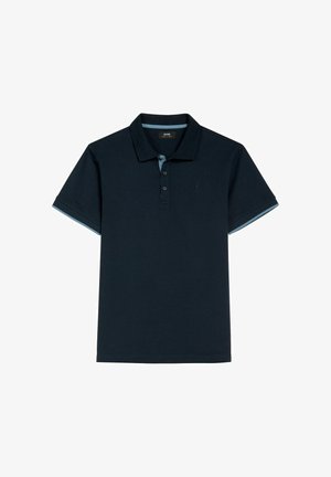 Granatowy polo z krótkim rękawem, z zapięciem na trzy guziki oraz jasnoniebieskimi lamówkami na kołnierzyku i krawędziach rękawów.
