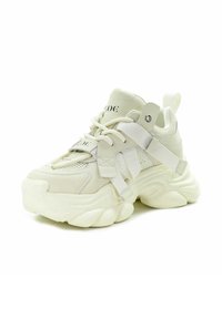 Białe, masywne sneakersy charakteryzują się mieszanym designem materiałowym, w tym gładką skórą, panelami z siateczki oraz grubymi gumowymi podeszwami. Zawierają również regulowane paski.