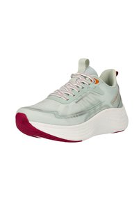 Hellgrüner Laufschuh mit weißer und weinroter Sohle, weißen gemusterten Schnürsenkeln und orangefarbenen Details nahe der Ferse und Ösen.