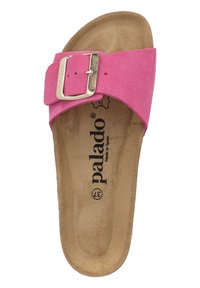 Sandalo slide in suede rosa con fibbia argentata. Plantare imbottito e suola testurizzata. Logo del marchio stampato sulla soletta, "Fatto in Spagna."