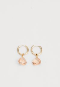 Gule hoops øredobber med en fasettert ferskenfarget stein, hengende fra en liten hoop, som fremhever en glatt metallisk finish.