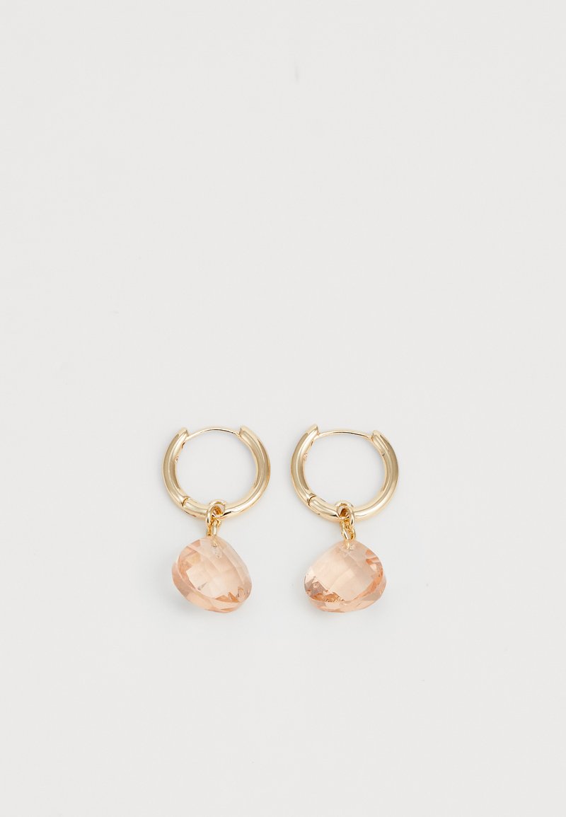 Gule hoops øredobber med en fasettert ferskenfarget stein, hengende fra en liten hoop, som fremhever en glatt metallisk finish.