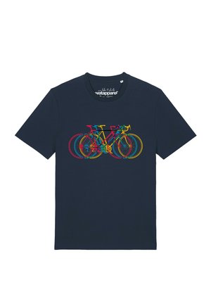 Marineblaues T-Shirt mit einer farbenfrohen überlappenden Grafik von drei Rennrädern in Rot, Gelb und Blau auf der Vorderseite.
