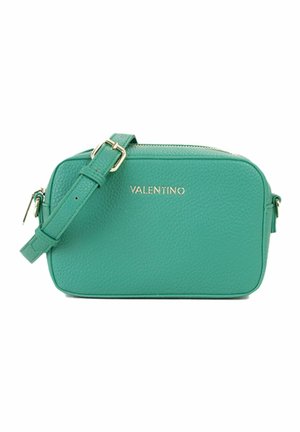 Sac bandoulière rectangulaire en cuir vert texturé avec bandoulière réglable et logo "Valentino" doré sur le devant.