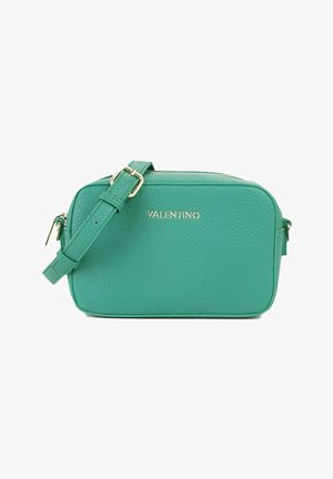 Sac bandoulière rectangulaire en cuir vert texturé avec bandoulière réglable et logo "Valentino" doré sur le devant.