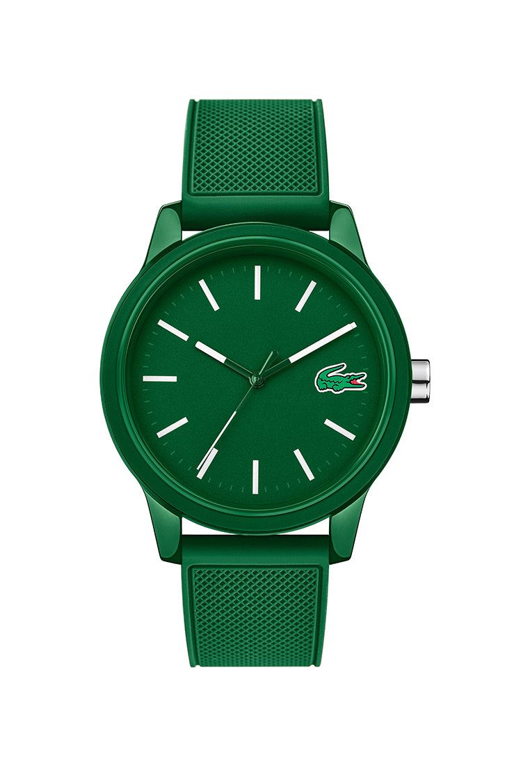 Reloj de pulsera verde con correa texturizada, marcadores de hora blancos, corona plateada y el logo del cocodrilo de Lacoste en la posición de las tres en punto.