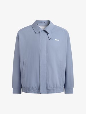 Lyseblå herrebomberjakke med krave, frontklaplukning, sidelommer og lille brandlogo på brystet.