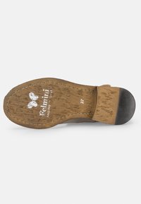 Suela de zapato de cuero con un diseño marrón texturizado, bordes cosidos y un tacón de goma negro. Las marcas incluyen la marca y la talla 37.
