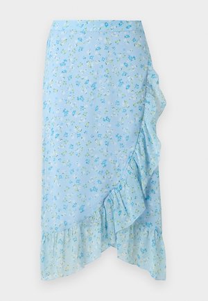 Jasnoniebieska spódnica kopertowa z drobnym białym i zielonym kwiatowym wzorem, asymetryczny, falbaniasty brzeg po bokach i na dole.