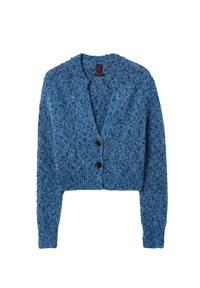 Niebieski sweter w splot jodełkowy z długimi rękawami, dekoltem w serek, prążkowanym obrzeżem i mankietami, zapięty na dwa ciemne guziki z przodu.