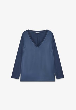 Camiseta de manga larga azul marino con cuello en V, fabricada en un tejido suave y ligero. Presenta un corte relajado con costuras laterales sutiles y sin patrones ni acentos adicionales.