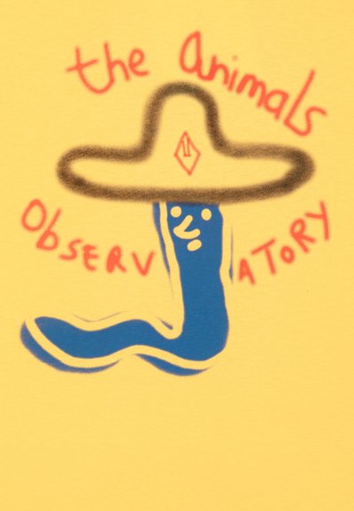 Gul stoff med en blå virvlende slange med hatt. Tekst i rødt leser "The Animals Observatory." Glatt tekstur og lekent design.