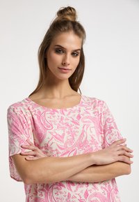 Tricou cu mâneci scurte, de culoare roz, cu imprimeu paisley, având un decolteu rotund, cu o textură moale și o croială lejeră, ideal pentru ținute casuale.