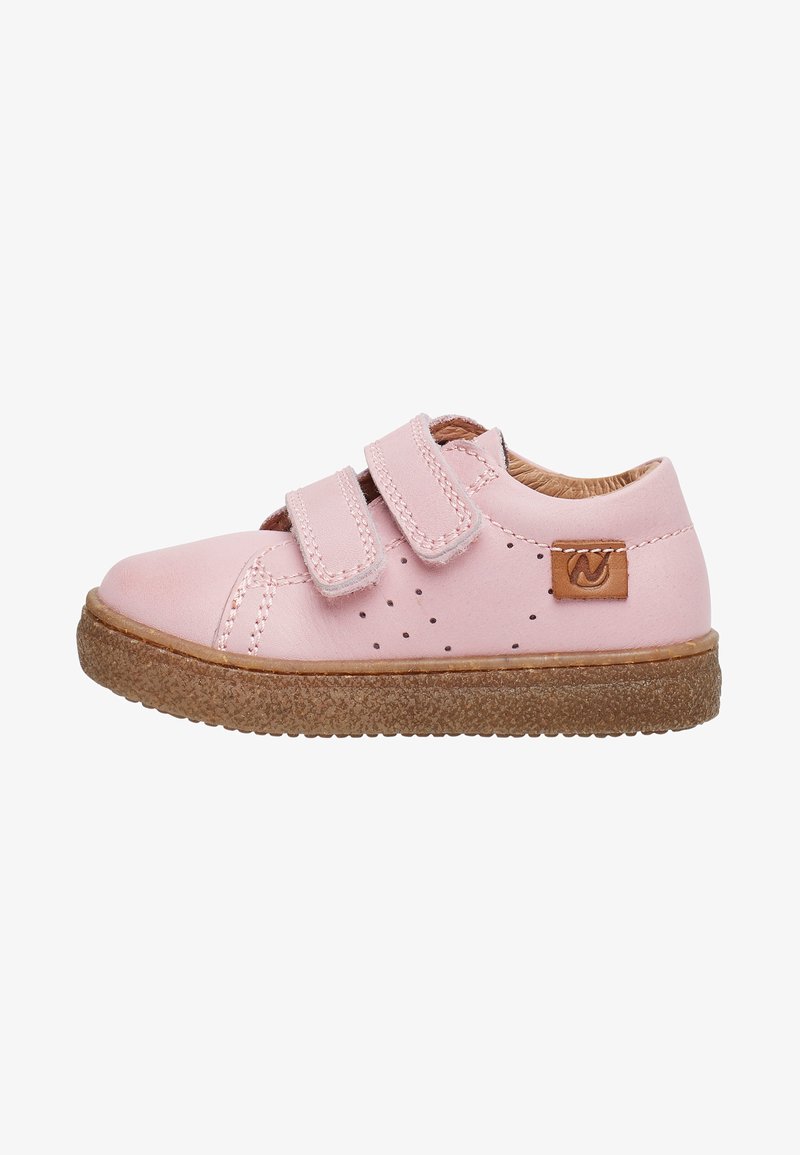 Scarpa in pelle rosa con due cinturini in velcro, accenti perforati e una toppa in pelle color nocciola. Suola in gomma testurizzata per una migliore aderenza.