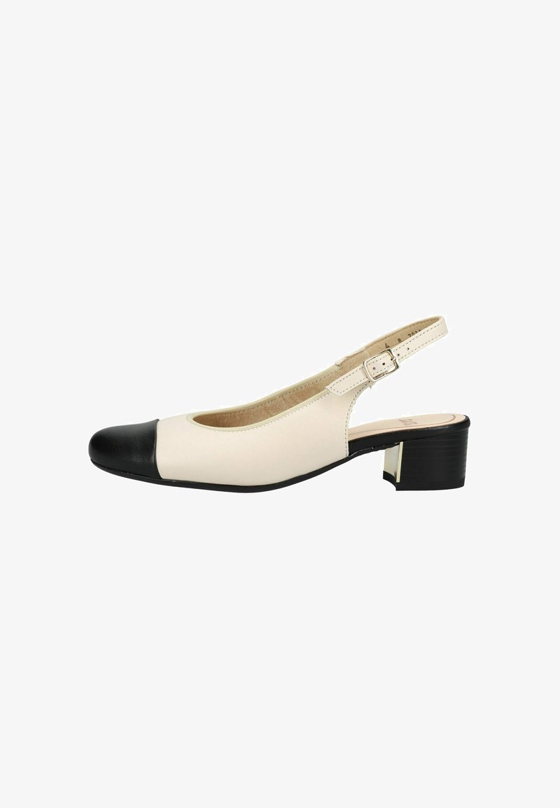 Chaussure beige à bride arrière, talon bas, bout arrondi noir, bride réglable avec boucle et talon bloc avec accent métallique.