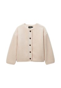 Veste moelleuse de couleur rose clair avec un col rond, des boutons à l'avant et des manches longues. Texture douce avec un design simple et décontracté.