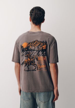 Next REGULAR FIT - YELLOWSTONE GRAPHIC PRINT T-SHIRT  . - Tričko s potlačou - brown