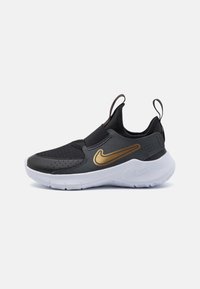 Melna un pelēka sporta apava ar elpojošu sietu augšpusi, zelta Nike simbolu, elastīgu joslu un baltu gumijas zoli.
