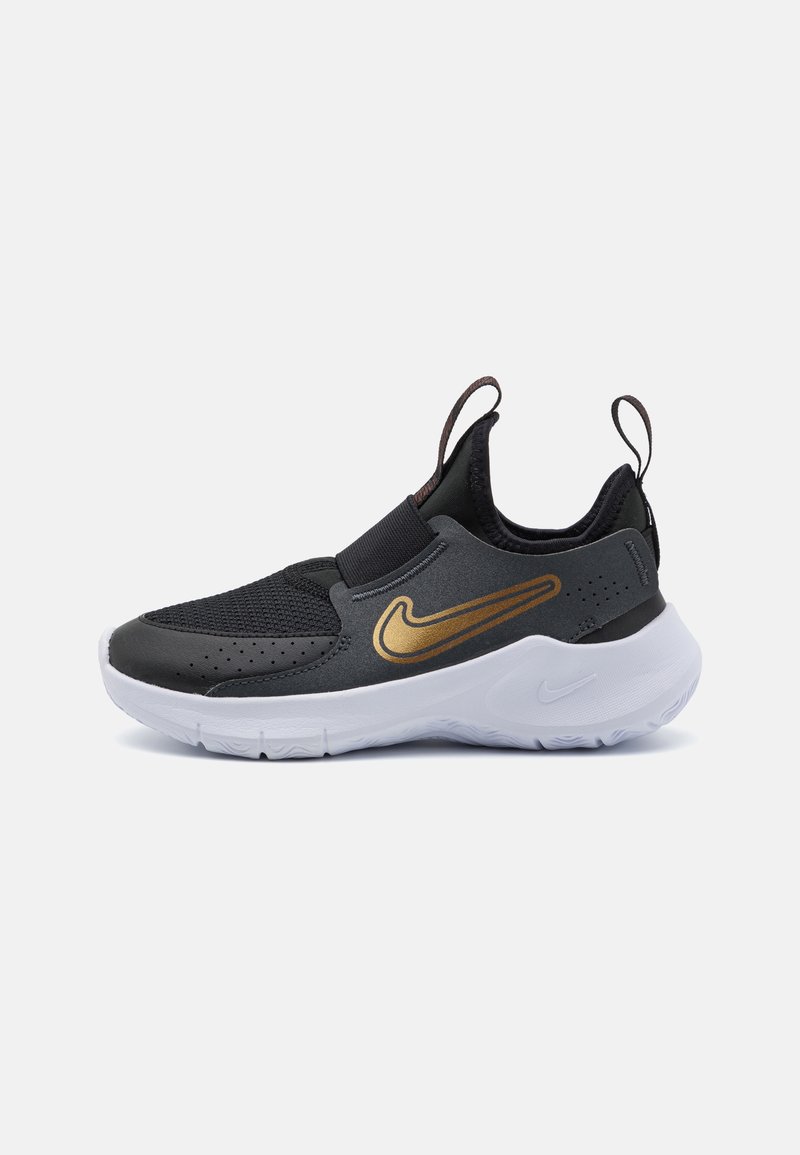 Shoe desportivo preto e cinza com parte superior em malha respirável, swoosh dourado da Nike, faixa elástica e sola de borracha branca.