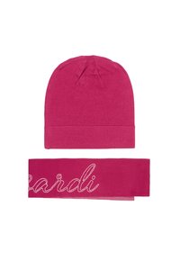 Magenta muts met een ronde bovenkant en boord, vergezeld van een bijpassende sjaal met het woord "cardi" in witte script, beide gemaakt van zachte stof.