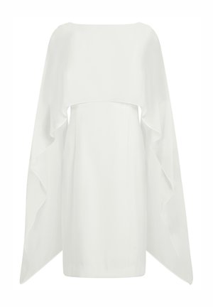 Witte mouwloze jurk met aangehechte cape met lange, vloeiende zijkanten, weergegeven op een effen witte achtergrond.