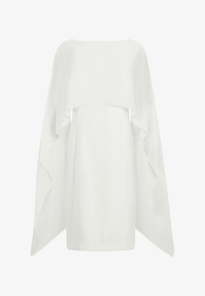 Witte mouwloze jurk met aangehechte cape met lange, vloeiende zijkanten, weergegeven op een effen witte achtergrond.