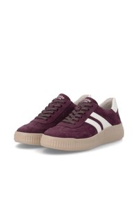 Paire de baskets en daim violet avec des bandes blanches, semelle beige rainurée et lacets foncés, présentée sous un léger angle sur fond blanc.