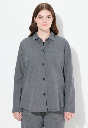 Camicia grigia con motivo a spina di pesce, dotata di colletto, maniche lunghe e taschino sul petto, realizzata in materiale testurizzato.