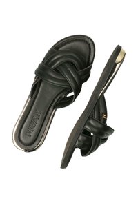 Sandales en cuir noir avec des lanières entrelacées, semelle plate et accent métallique sur le talon. Logo de la marque sur la semelle intérieure. Texture lisse.