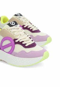 Sportschoenen met gaas en suede in crème, paars en roze. Beschikt over een opvallend paars logo en een limegroene buitenzool met een gestructureerd patroon.
