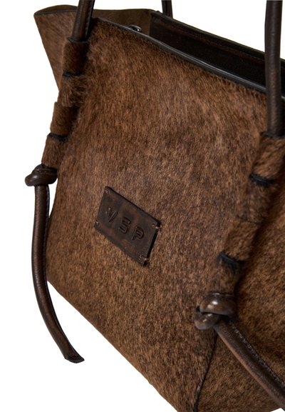 Sac à main texturé marron en cuir de vachette. Comprend des anses en cuir et une plaque avec "VSP" embossée. Construction robuste et finition unique.