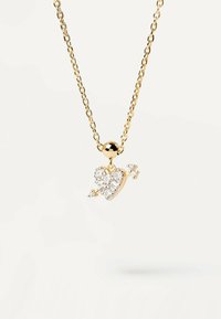 Collana in oro con pendente a forma di cuore arricchito da dettagli in cristallo trasparente e un design a freccia. Il pendente ha una finitura lucida.