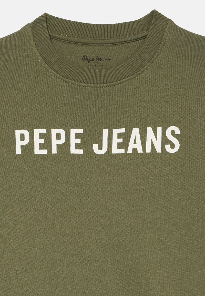 Camiseta de algodón en verde oliva con cuello redondo acanalado y texto blanco en negrita "PEPE JEANS" en el frente. Textura suave, diseño casual.