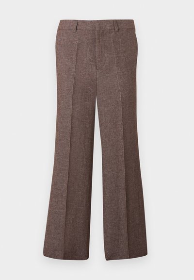 Pantalon marron taille haute à jambes larges, avec plis à l'avant, passants pour ceinture et tissu texturé.