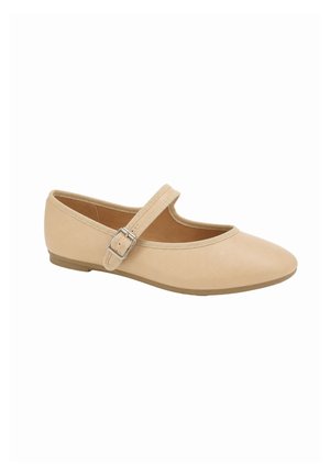 Scarpa Mary Jane beige e piatta con punta arrotondata e cinturino regolabile con fibbia argentata su sfondo bianco.