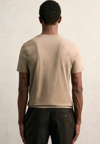 Reiss REGULAR FIT BLESS CREW NECK - Tricou basic - light taupe brown