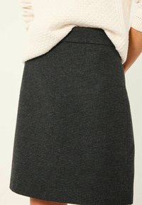 Grauer, strukturierten Rock mit gerader Silhouette, ausgestattet mit einem dezenten Streifenmuster und einem figurbetonten Taillenbund oben.