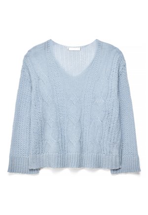 Lyseblå strikket sweater med kabelmønstre, V-udskæring, lange ærmer og ribbede manchetter og kant, lagt fladt på hvid baggrund.