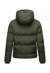 Maslinasto zelena puffer jakna s odvojivim kapuljačom, kviltanim dizajnom i elastičnim manžetama. Sadrži suptilnu oznaku logotipa na vratu.