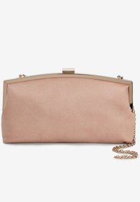 Pochette rose pâle avec cadre métallique doré et bandoulière chaîne, rectangulaire avec dessus incurvé et fermeture à clip.