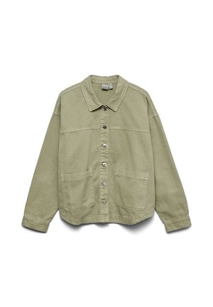 Jasna zielona kurtka zapinana na guziki z długimi rękawami, dwoma przednimi naszywkami na kieszenie oraz kołnierzem, rozłożona na białym tle.