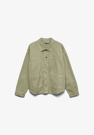 Jasna zielona kurtka zapinana na guziki z długimi rękawami, dwoma przednimi naszywkami na kieszenie oraz kołnierzem, rozłożona na białym tle.