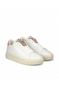 Sneakers bianchi in pelle con punta arrotondata, lacci tonali, un accento rosa chiaro sul tallone e elementi decorativi sulla linguetta.