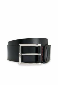 Ceinture en cuir noir avec une boucle rectangulaire en argent, texture lisse et détail de surpiqûre rouge le long du bord.