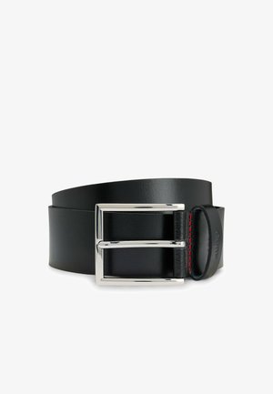 Ceinture en cuir noir avec une boucle rectangulaire argentée, ornée de coutures rouges. Texture lisse avec un design classique et une quincaillerie robuste.