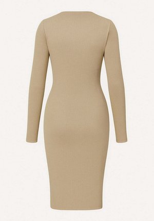Beżowa dzianinowa sukienka z długim rękawem o prążkowanej fakturze, dopasowanym kroju i okrągłym dekolcie, sięgająca do kolan.