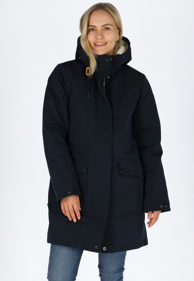 Parka blu navy con cappuccio capiente, chiusura con zip, due tasche anteriori e fodera in pile per un caldo extra.