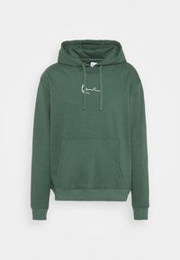 Sudadera con capucha verde hecha de tela suave, con un bolsillo tipo canguro, puños acanalados y un logo blanco bordado en el pecho.