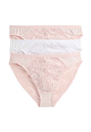 Trzy damskie bikini w kolorach różowym i białym z koronkowymi przednimi panelami i małymi kokardkami, ułożone na białym tle.